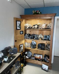 differentes plaques funeraire en magasin