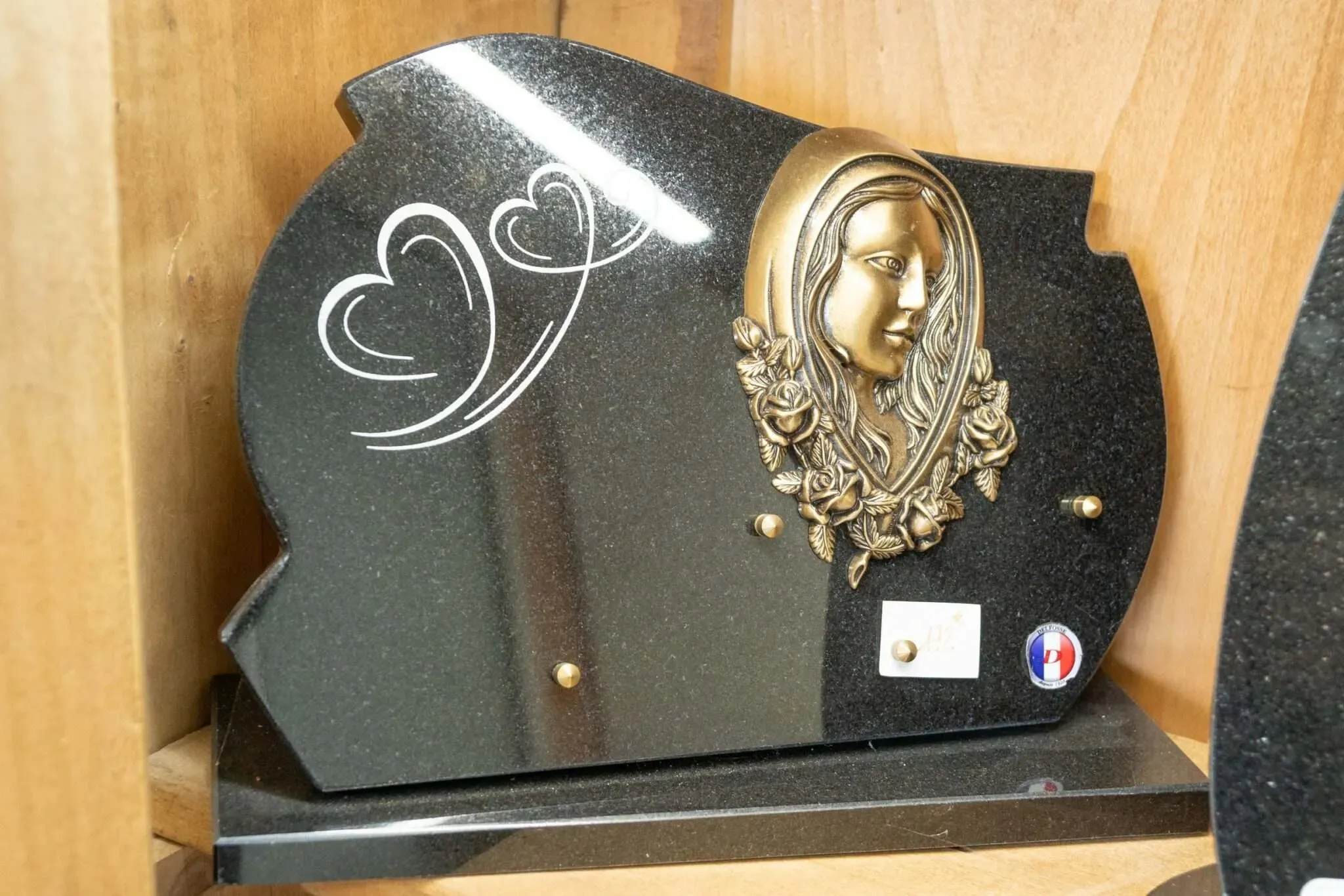 Plaque funéraire avec bronze visage de la Vierge Marie et cœurs gravés, fabrication française