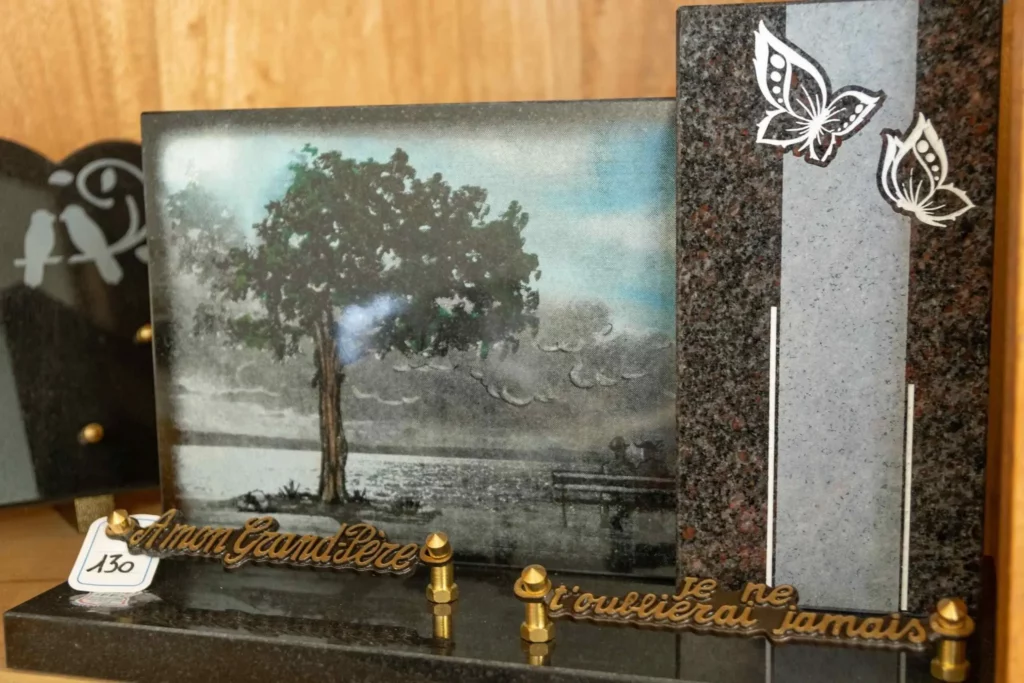 Plaque funéraire personnalisée pour grand-père avec paysage d'arbre et gravure papillons