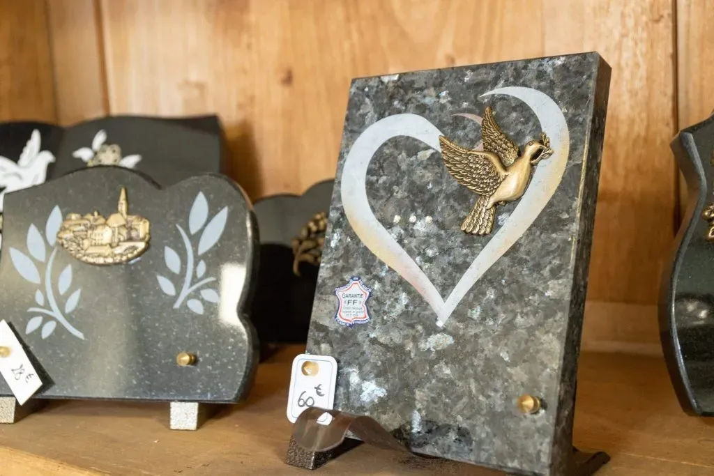 Plaque mortuaire en granit avec bronze colombe et cœur ajouré, garantie FF