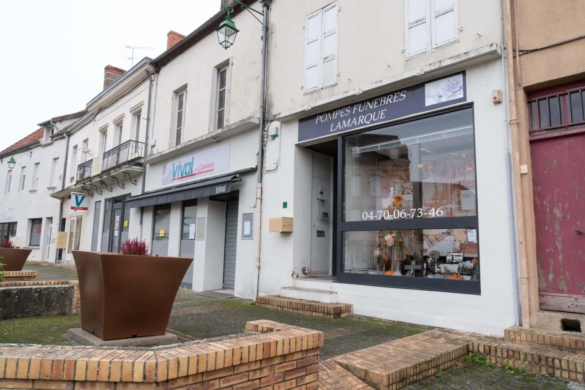 Façade extérieure de la boutique Pompes Funèbres Lamarque située dans une rue commerçante